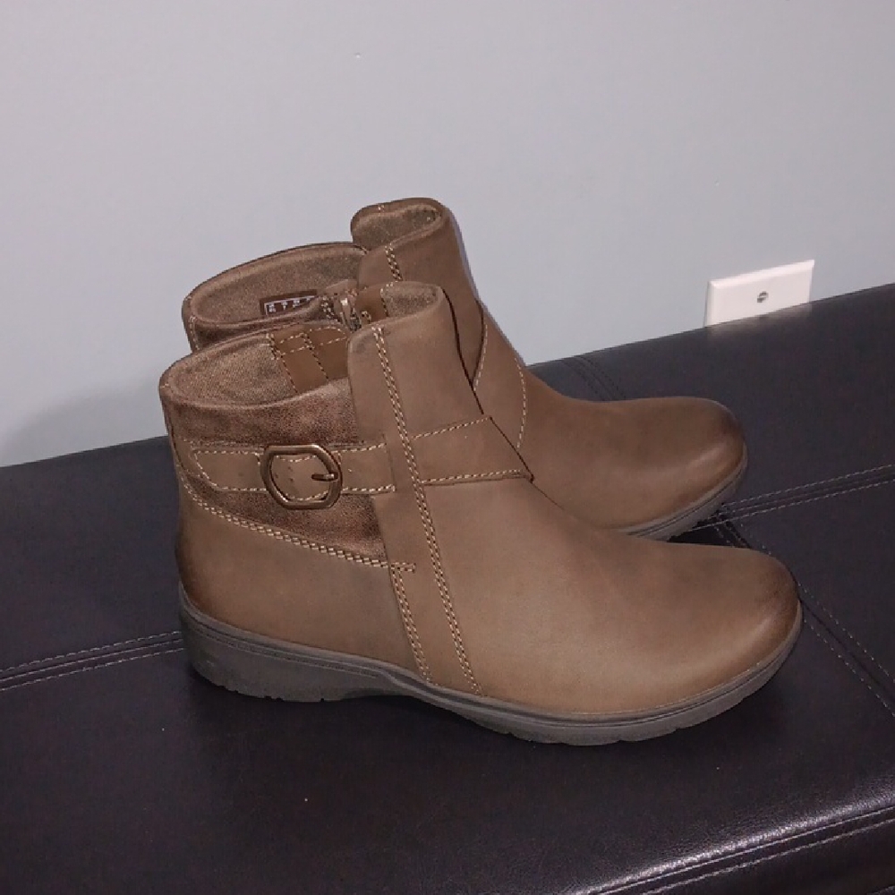 Clarks Women's Tan Ankle Booties